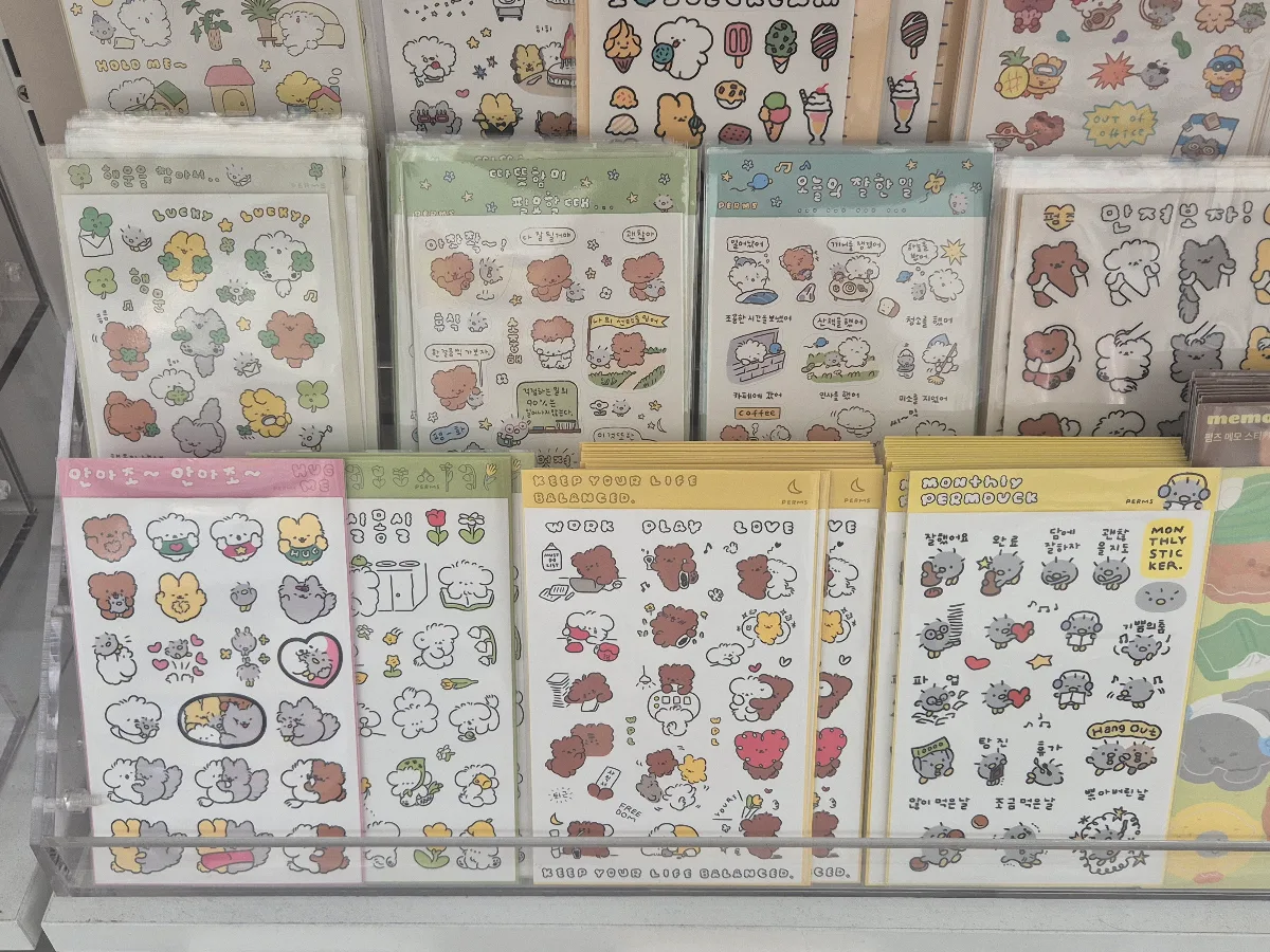 作家ごとに並ぶシールの棚