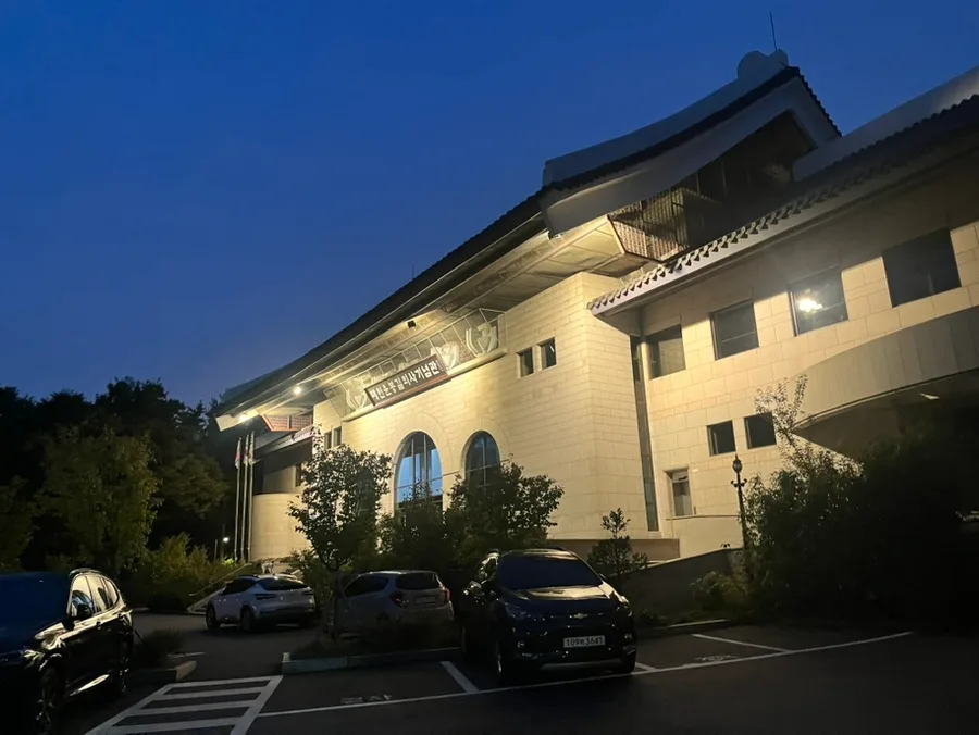 夜に明かりがともる尹奉吉記念館