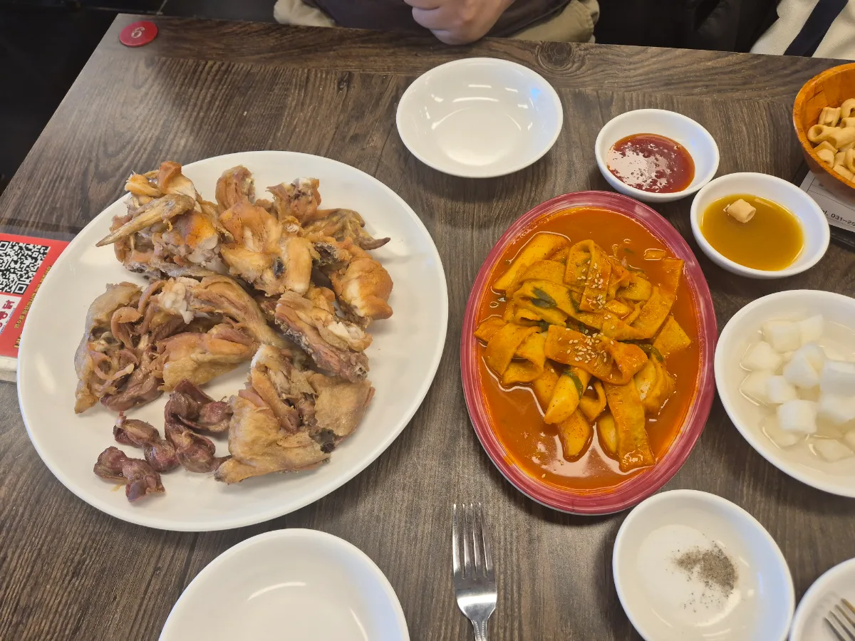 メヒャントンダク — 鶏料理とトッポギの食卓