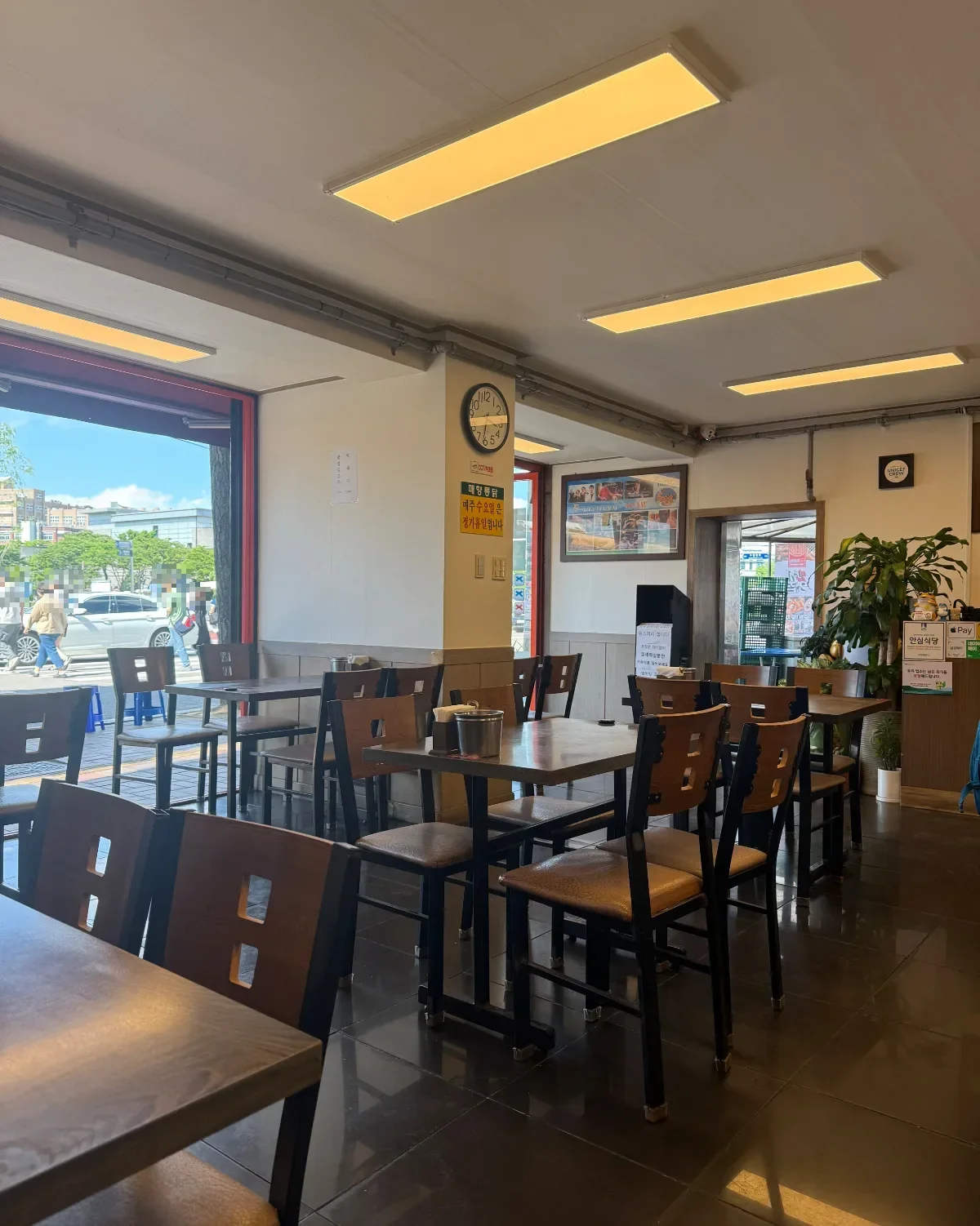 メヒャントンダク — 木のテーブルが並ぶ店内
