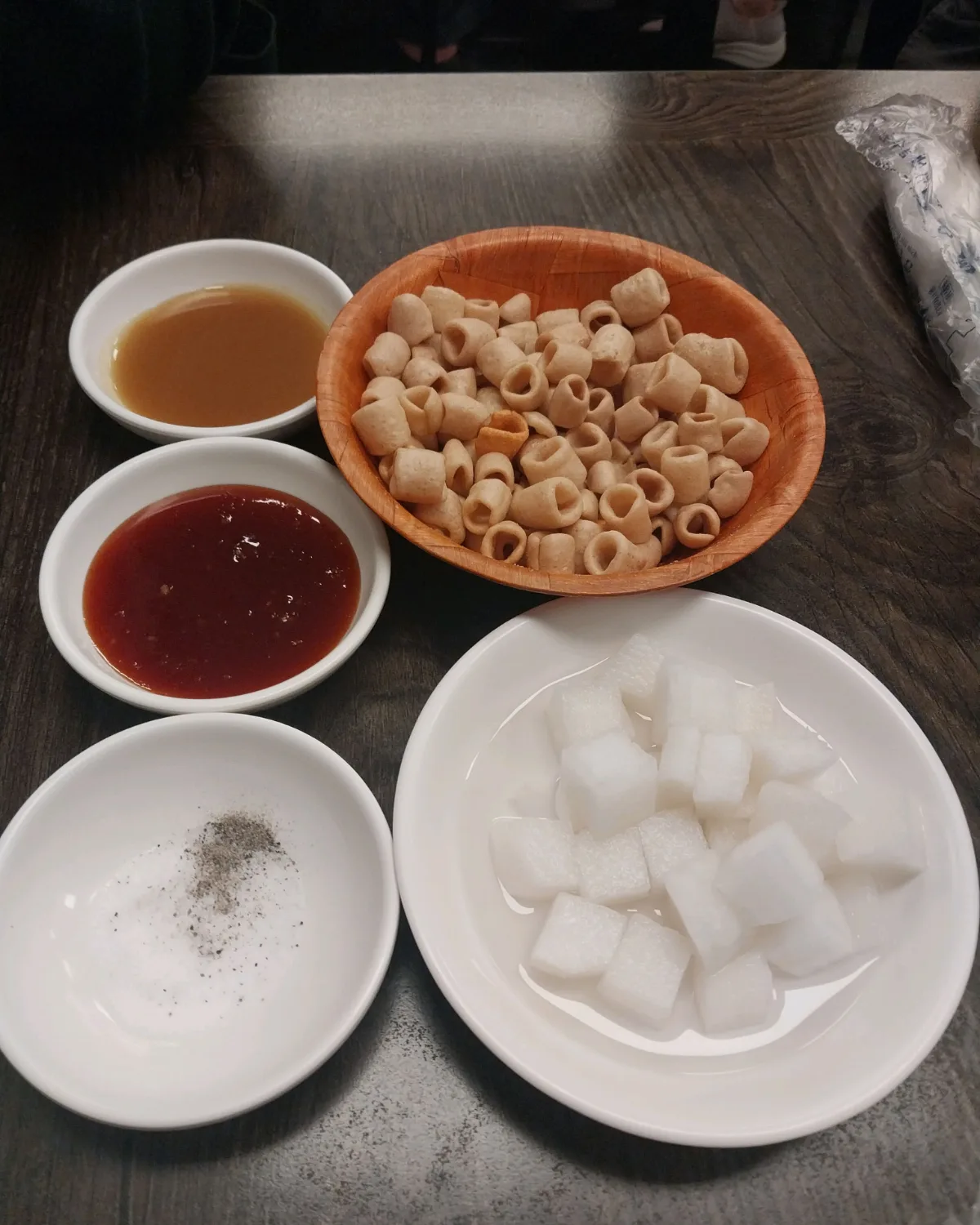 塩とたれ、大根の漬物、スナック菓子
