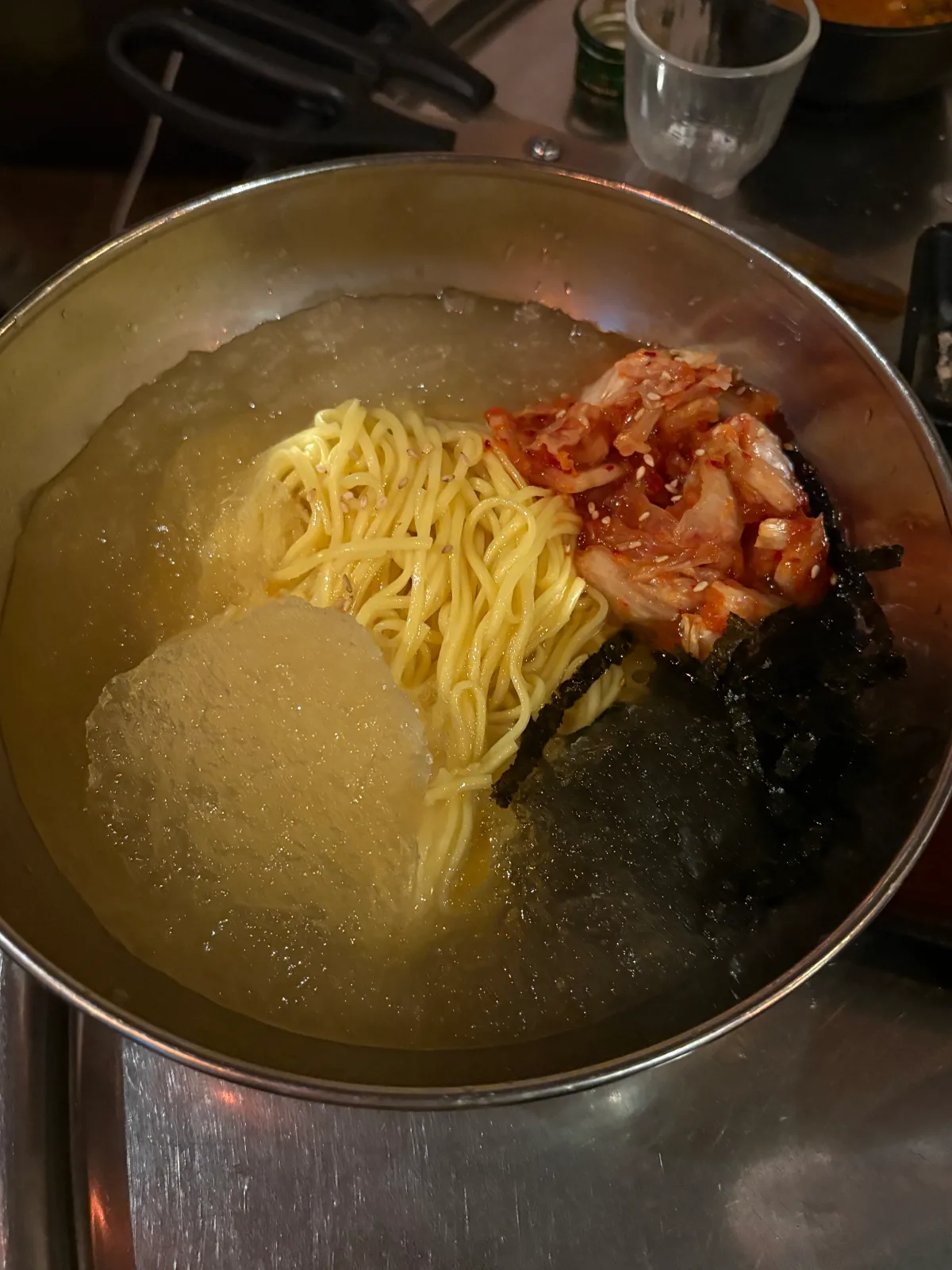 マクサムガ 本店 — キムチをのせた冷たい麺