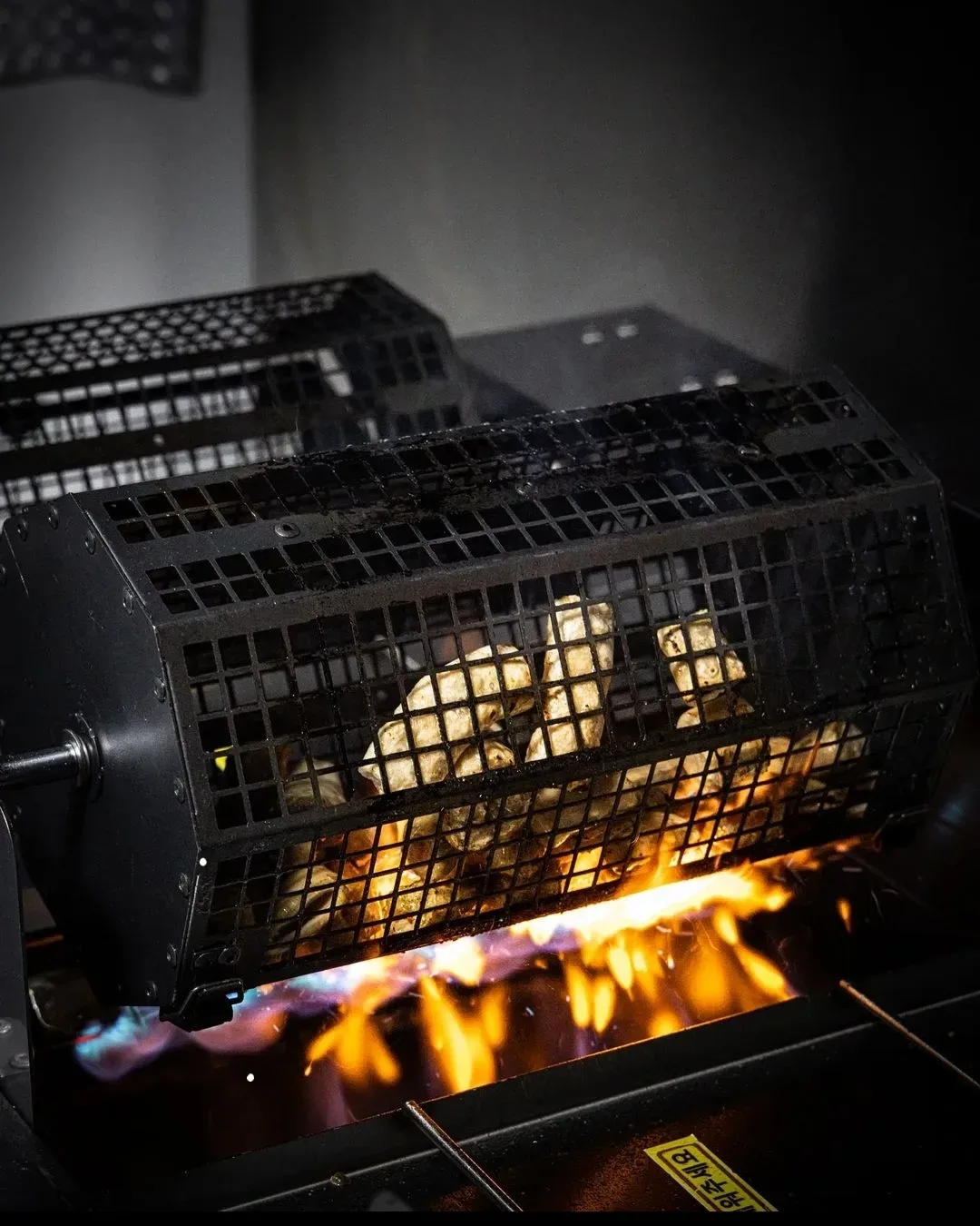 回転式のグリルで焼き上げるマクチャン
