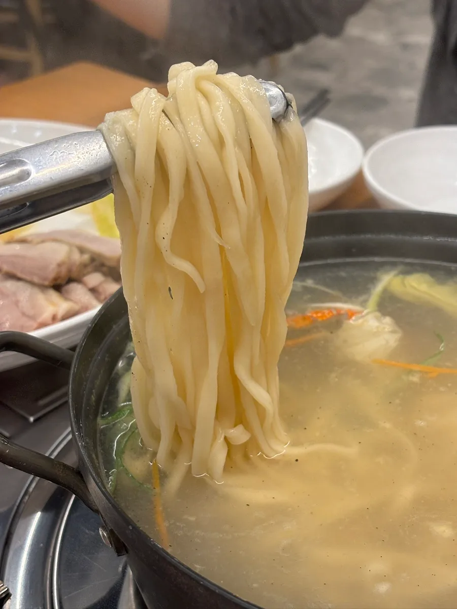 温かいスープから持ち上げた麺