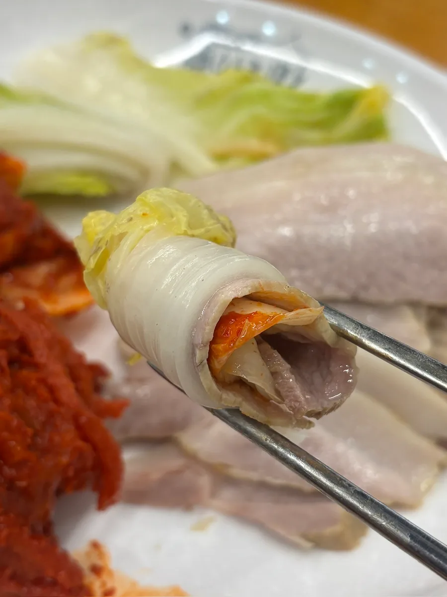 白菜とキムチを包んだ豚肉