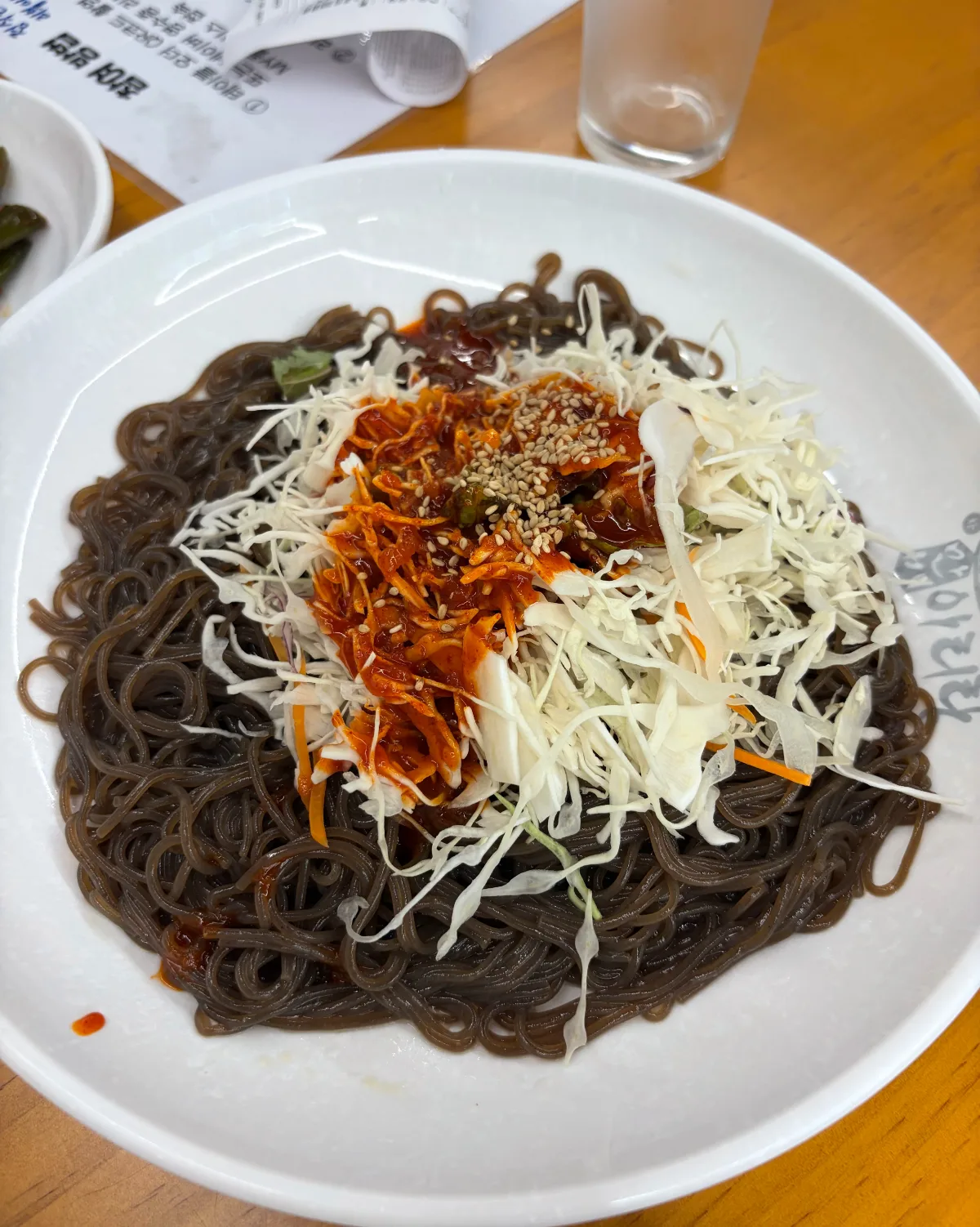 マンベアリランポッサム 乙支路店 — 野菜と辛い具をのせた大皿麺