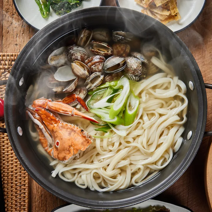 花ガニとアサリのカルグクス（2人前）
