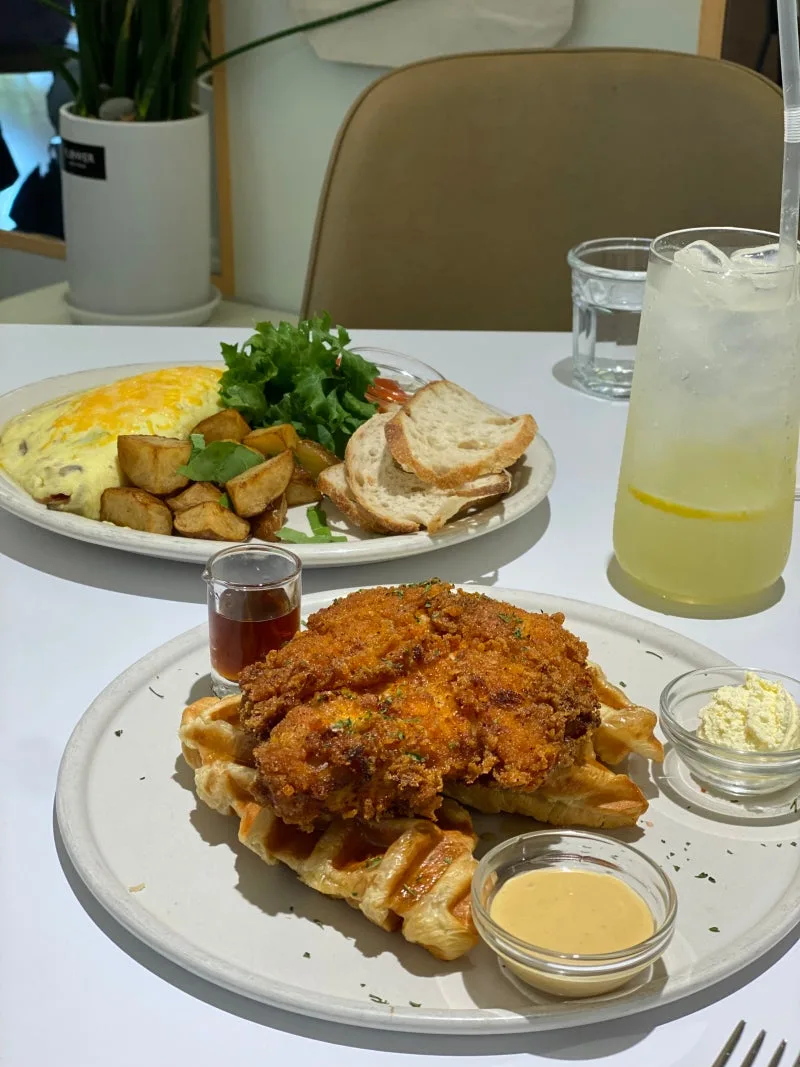 チキンをのせたワッフル