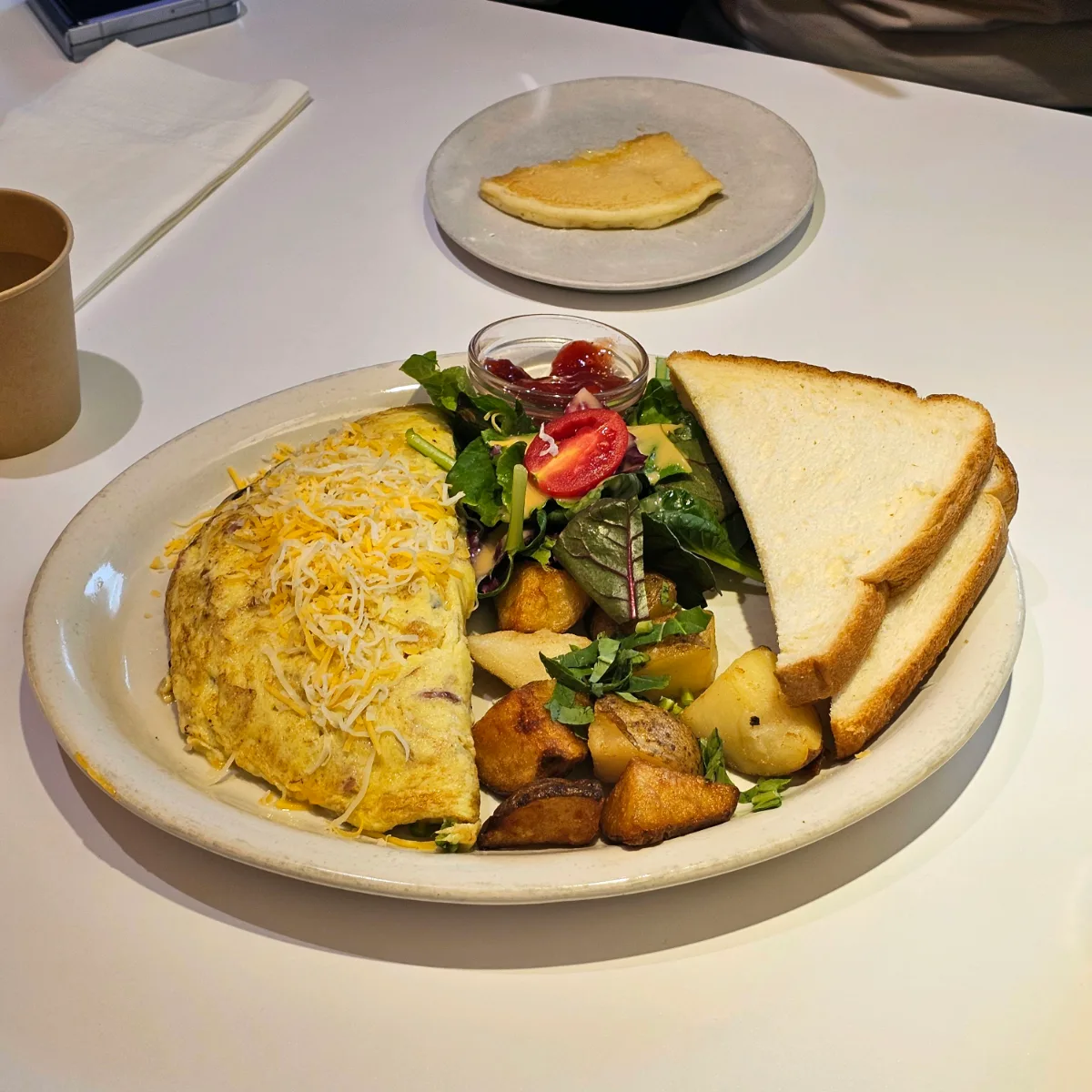 ポテトとトーストを添えたチーズオムレツ