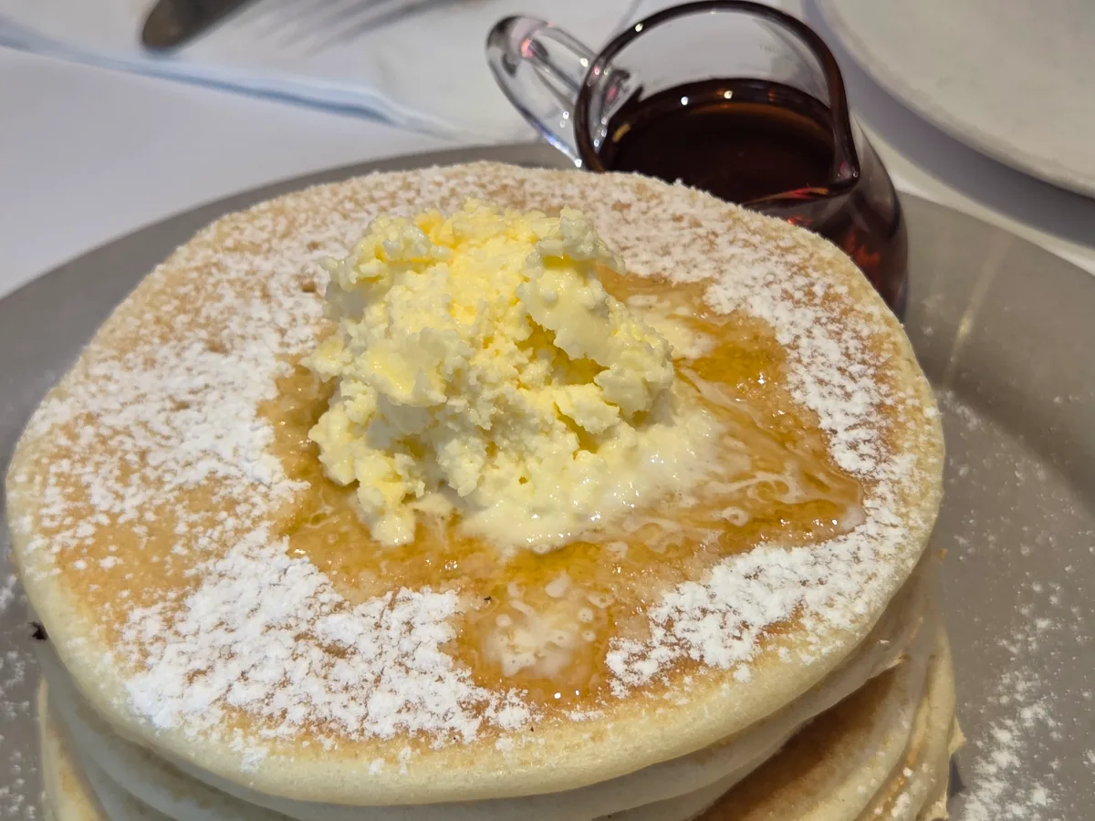 シロップをかけたパンケーキ