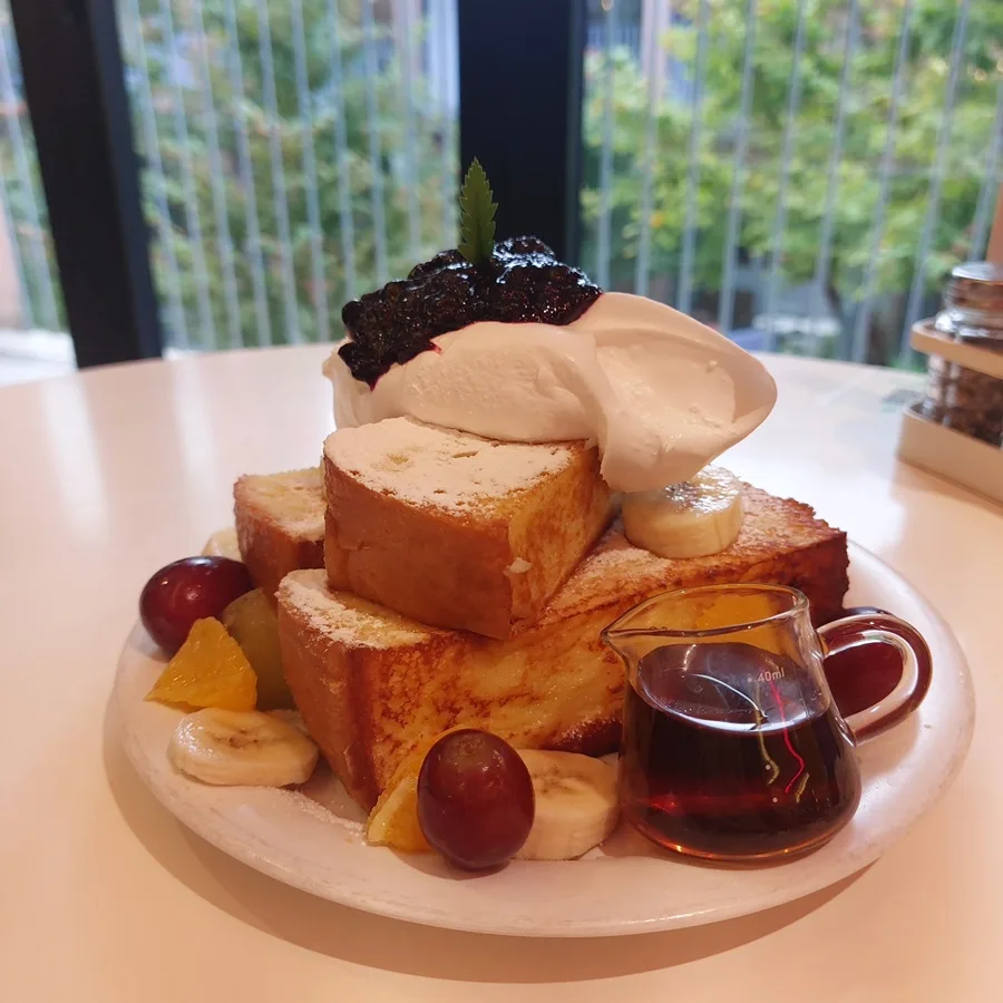 MAPLE TOP 聖水店 — 果物を添えたフレンチトースト