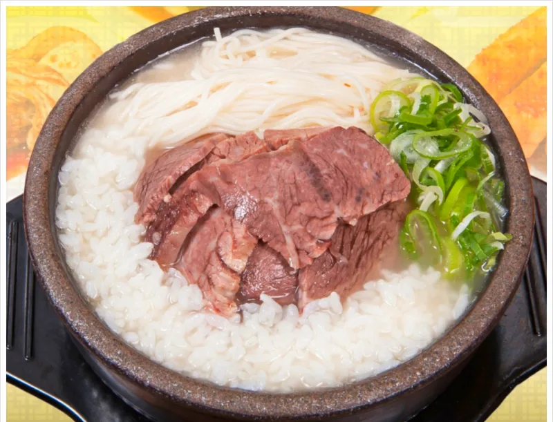 牛肉とご飯、そうめん入りのスープ