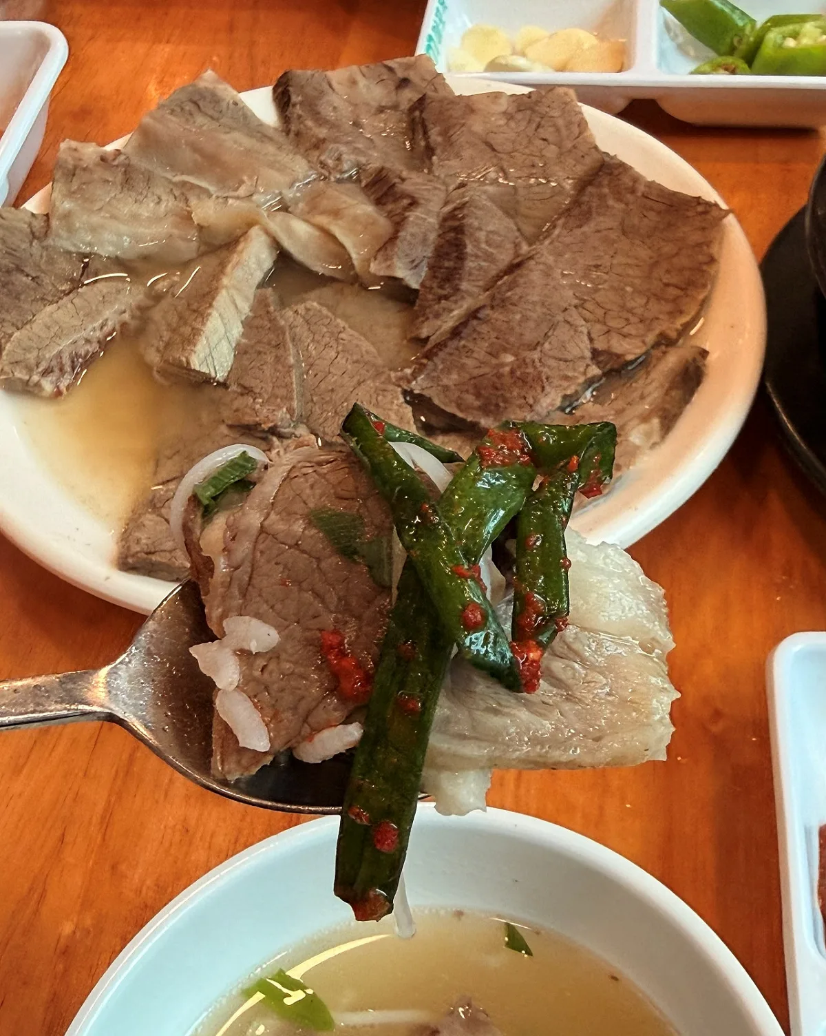 ゆで牛肉とニラをのせたひとさじ