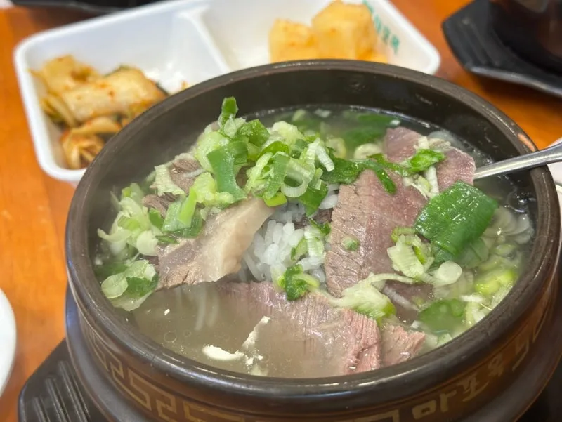 麻浦屋 — 牛肉と刻みねぎがのったスープ