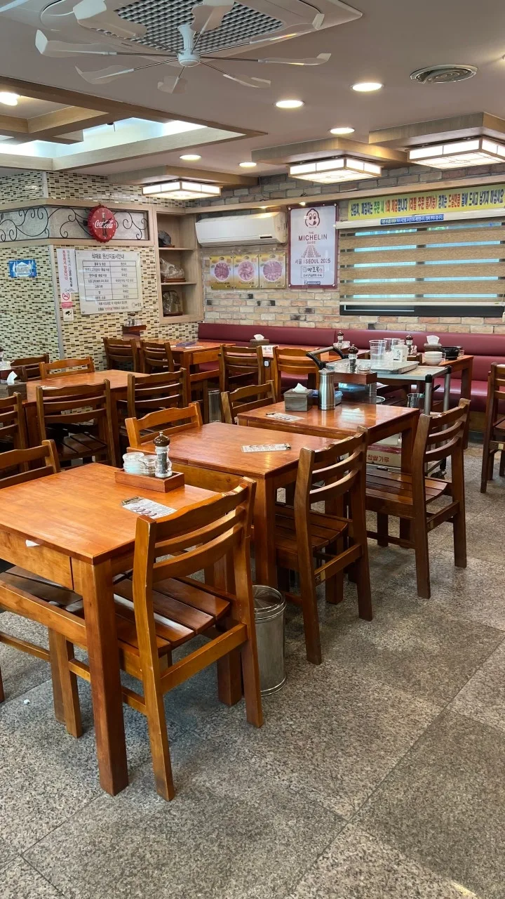 麻浦屋 — 木製のテーブルと椅子が並ぶ店内
