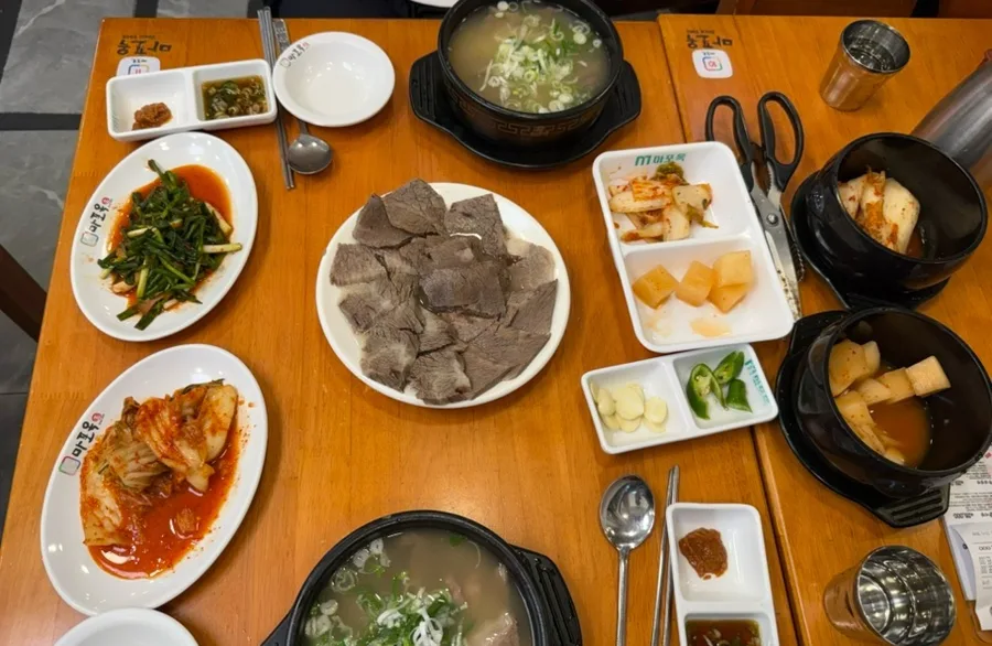 麻浦屋 — 牛肉の盛り合わせとスープの食卓