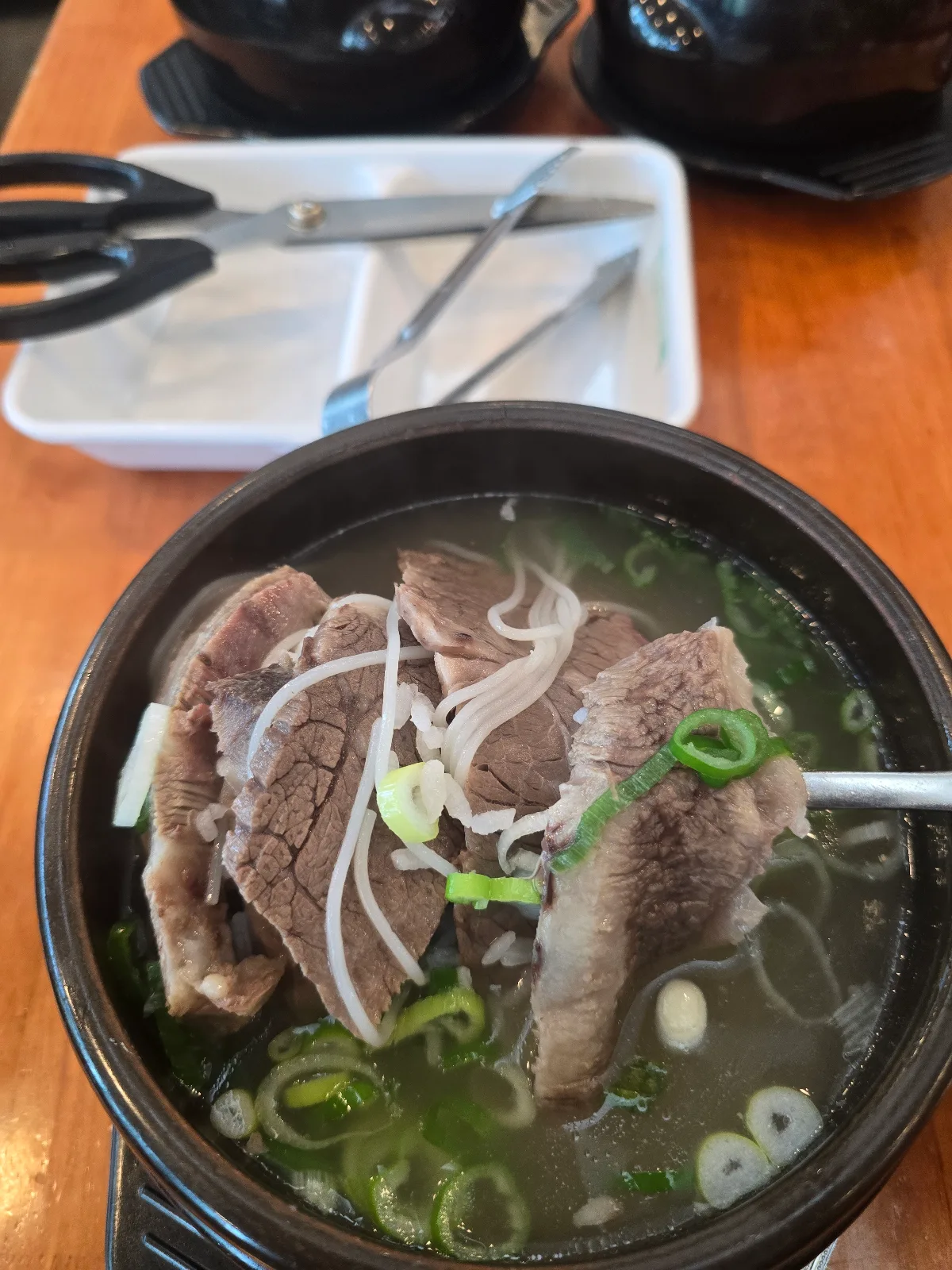 スープに重なる厚切り牛肉とそうめん