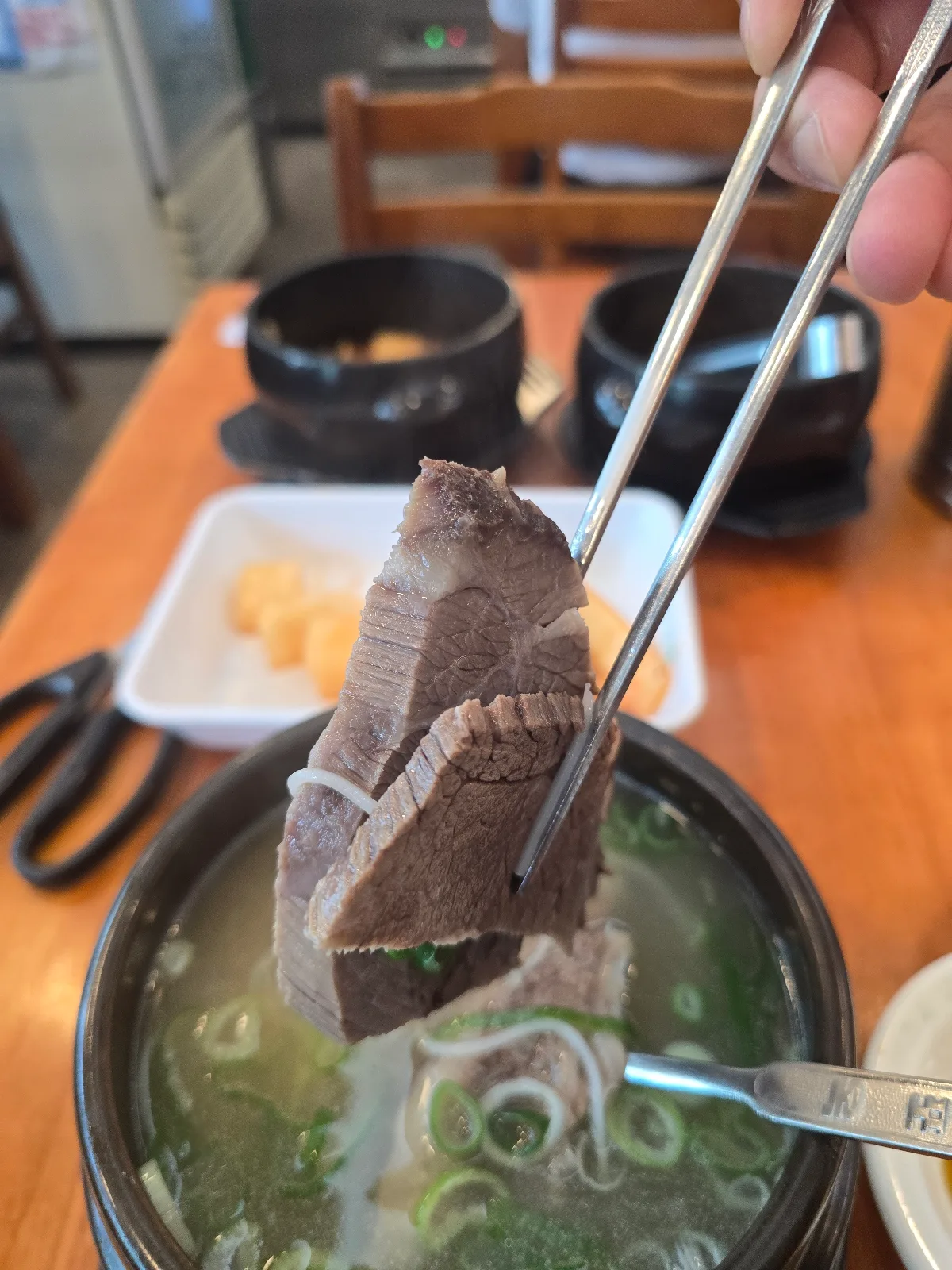 箸で持ち上げた厚切りの牛肉