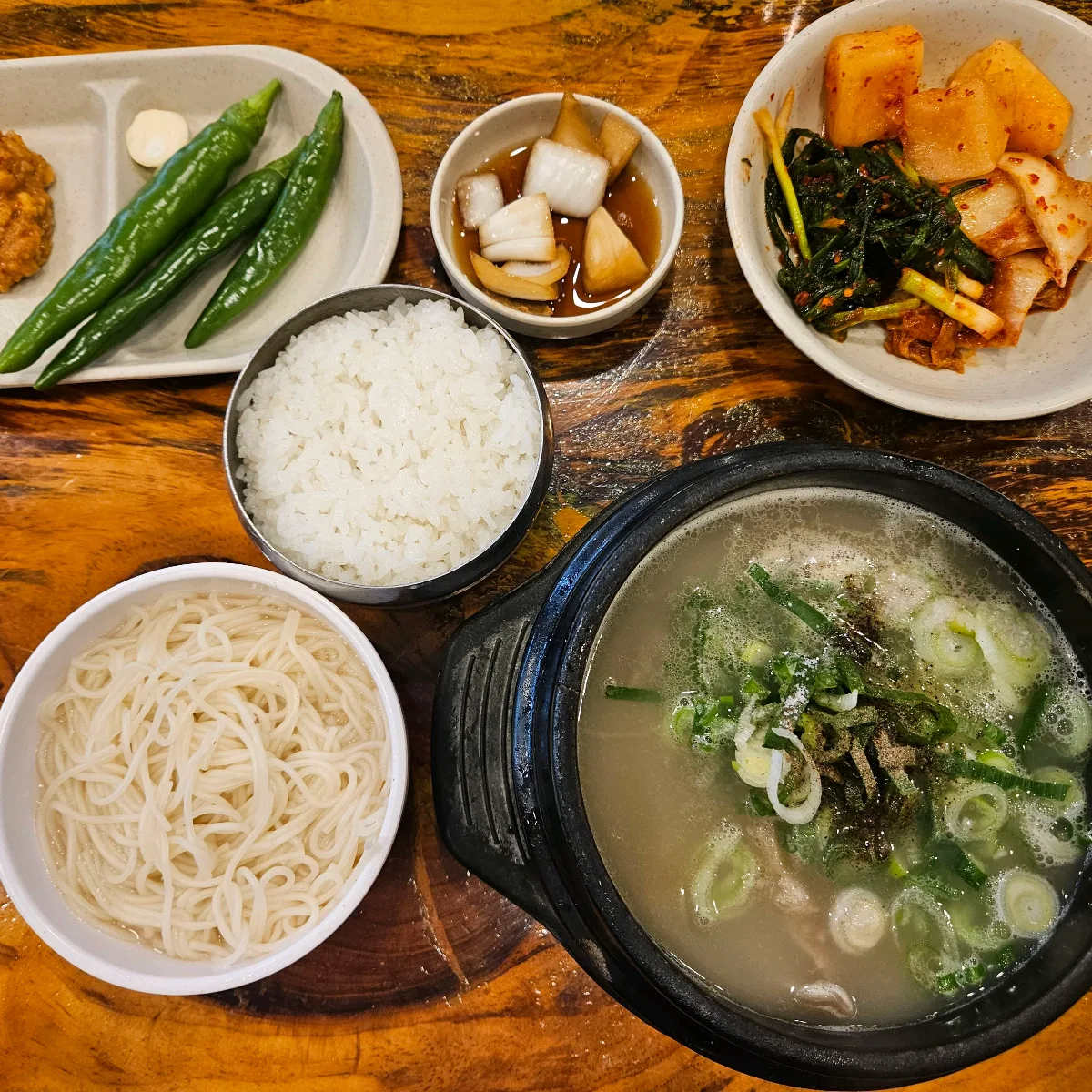 麻浦ヤンジソルロンタン — スープとご飯、そうめんが並ぶ食卓
