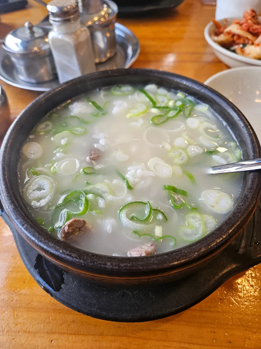 ご飯とネギを入れたソルロンタン