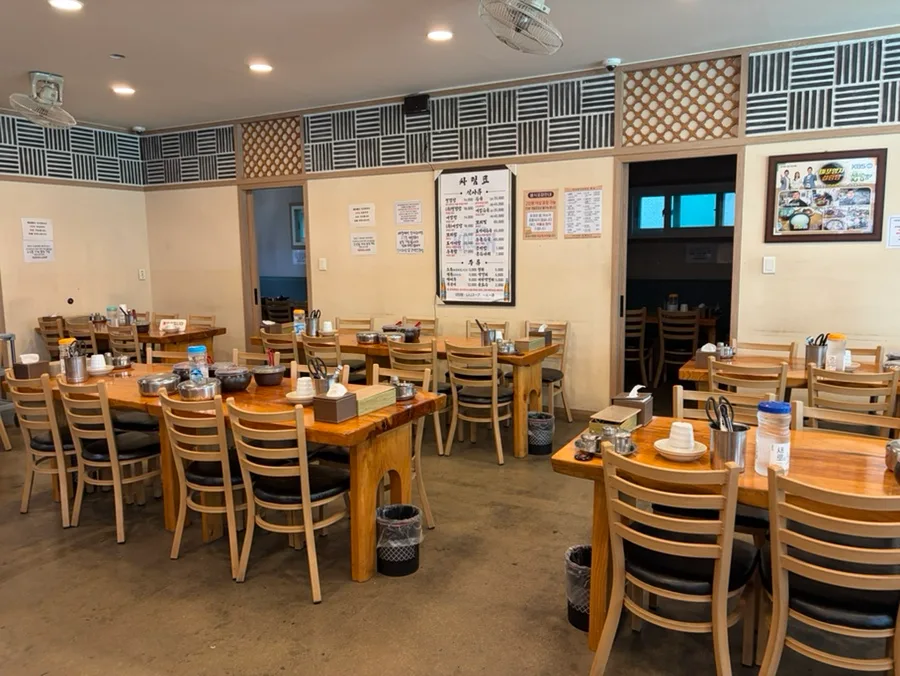 麻浦ヤンジソルロンタン — 木のテーブルと椅子が並ぶ店内
