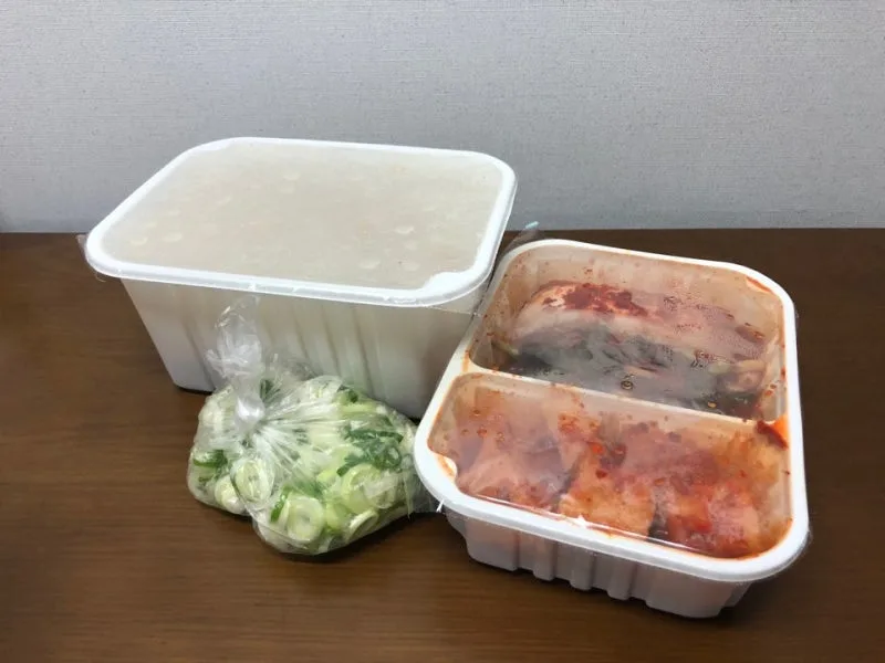 持ち帰り用の容器と薬味
