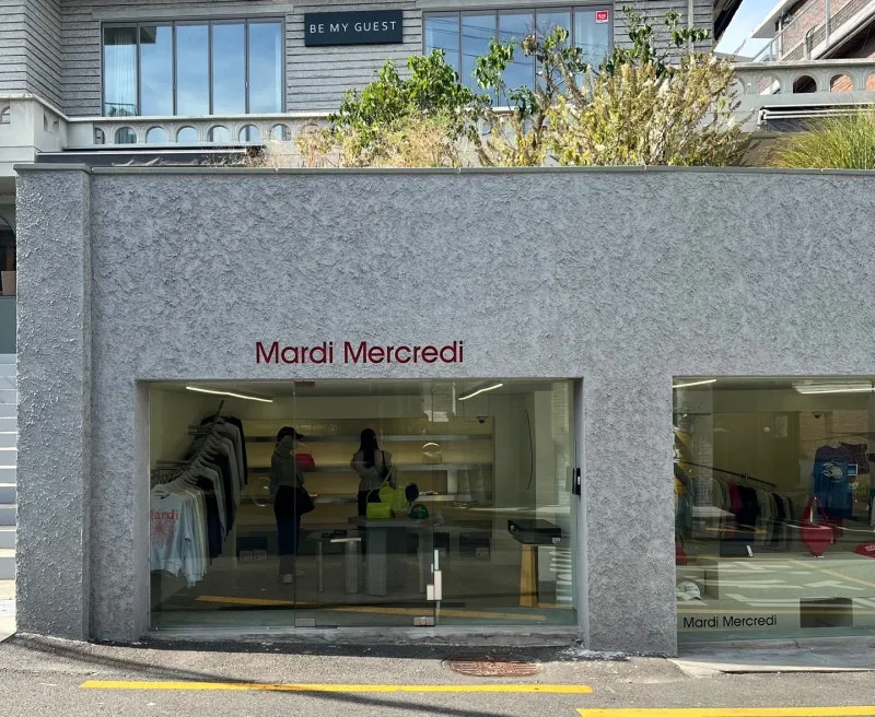 赤い店名看板とガラス張りの店先