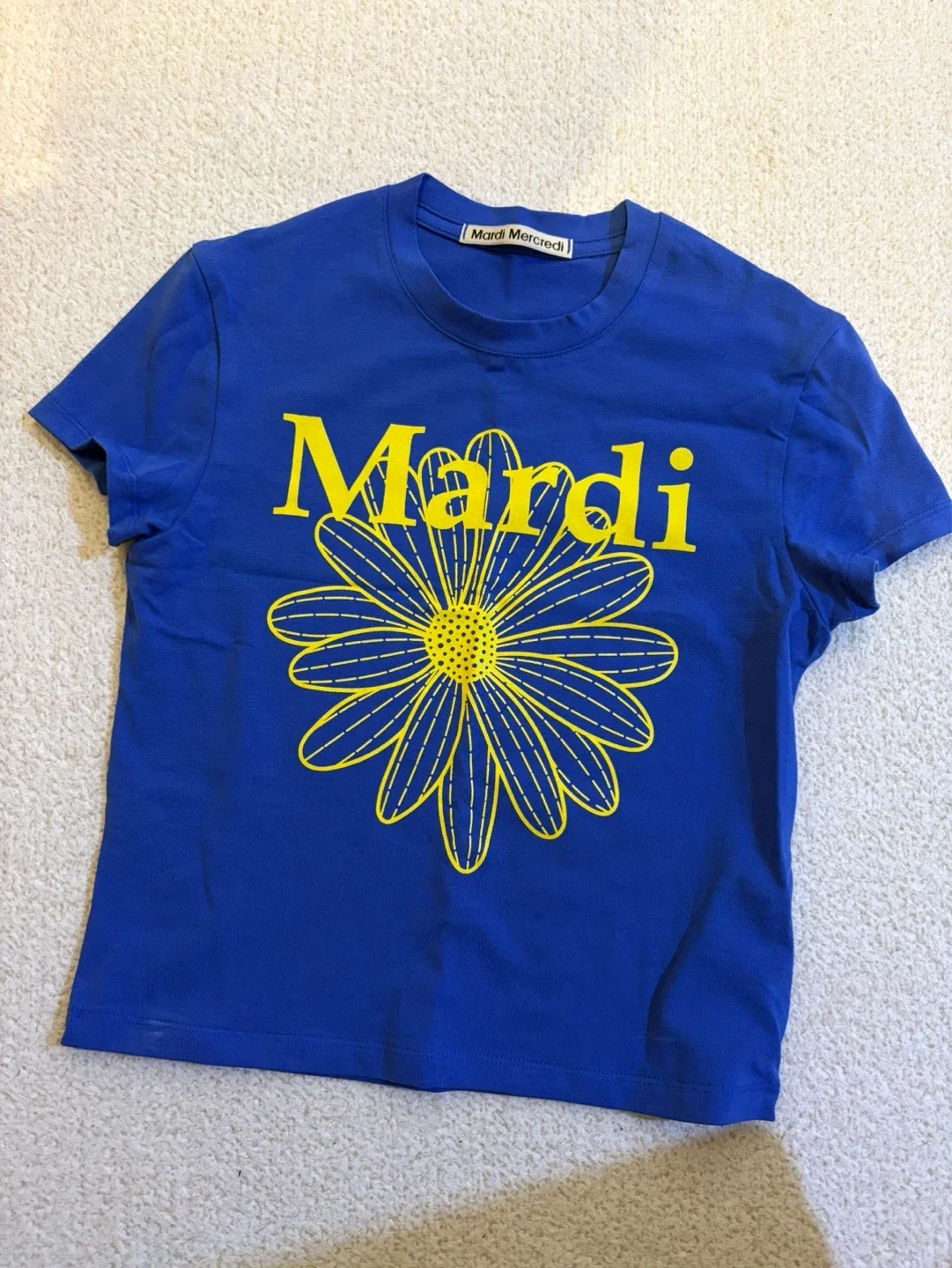 黄色い花柄の青いTシャツ