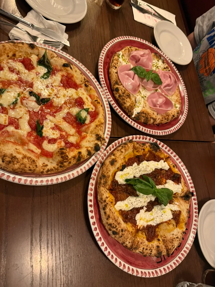 マリオネ — テーブルに並ぶ3枚のピザ