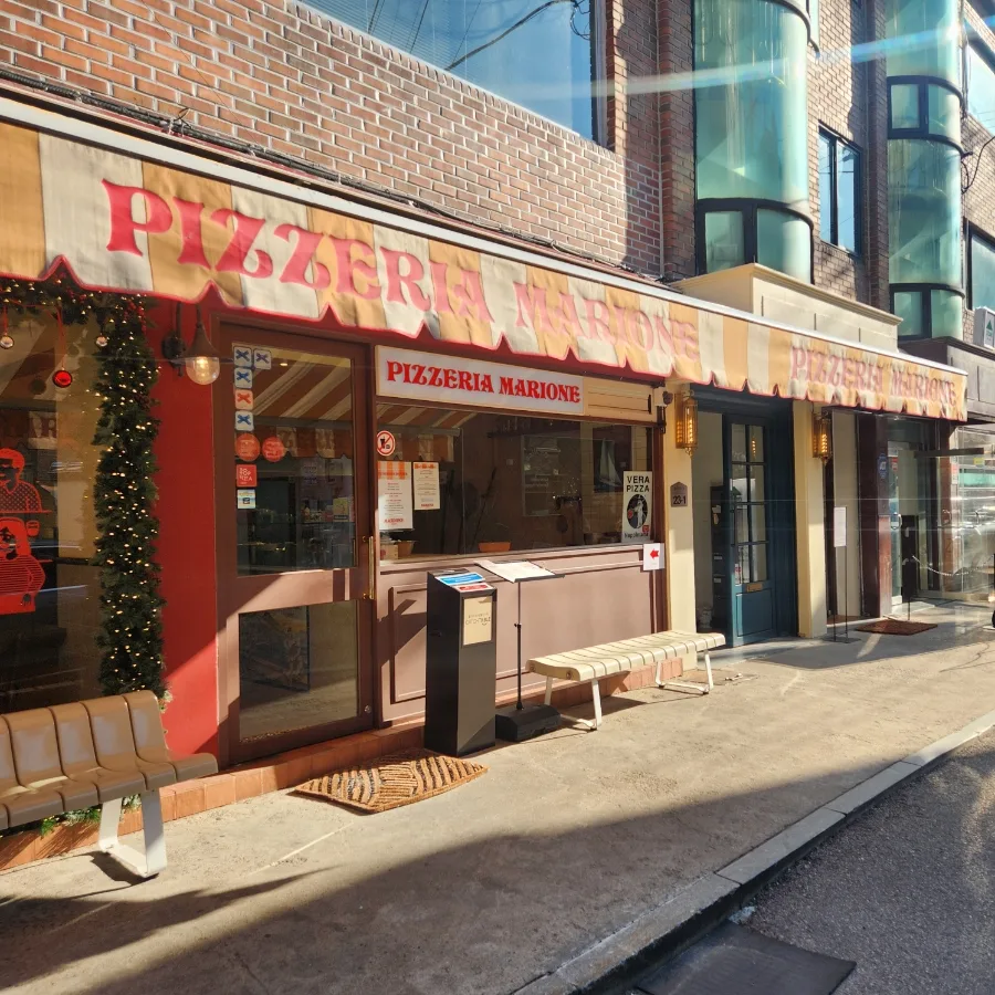 マリオネ — 赤い店名が入った軒先