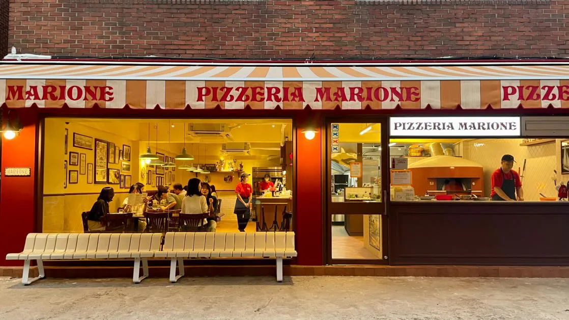 マリオネ — 縞模様の日よけとガラス張りの店先