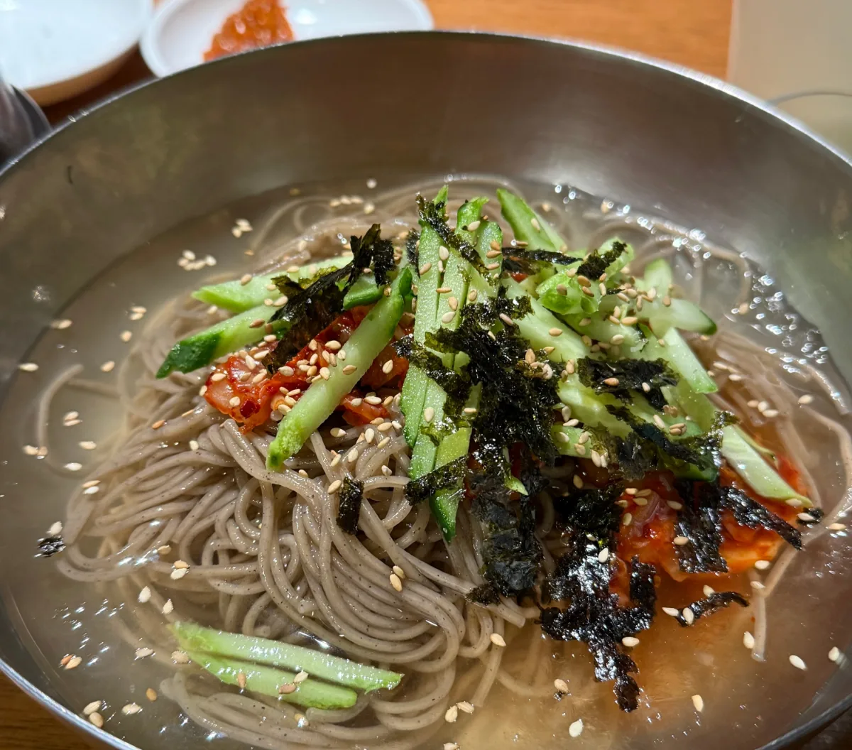 マッキムチ生サムギョプサル 延南店 — キュウリと海苔をのせた冷麺