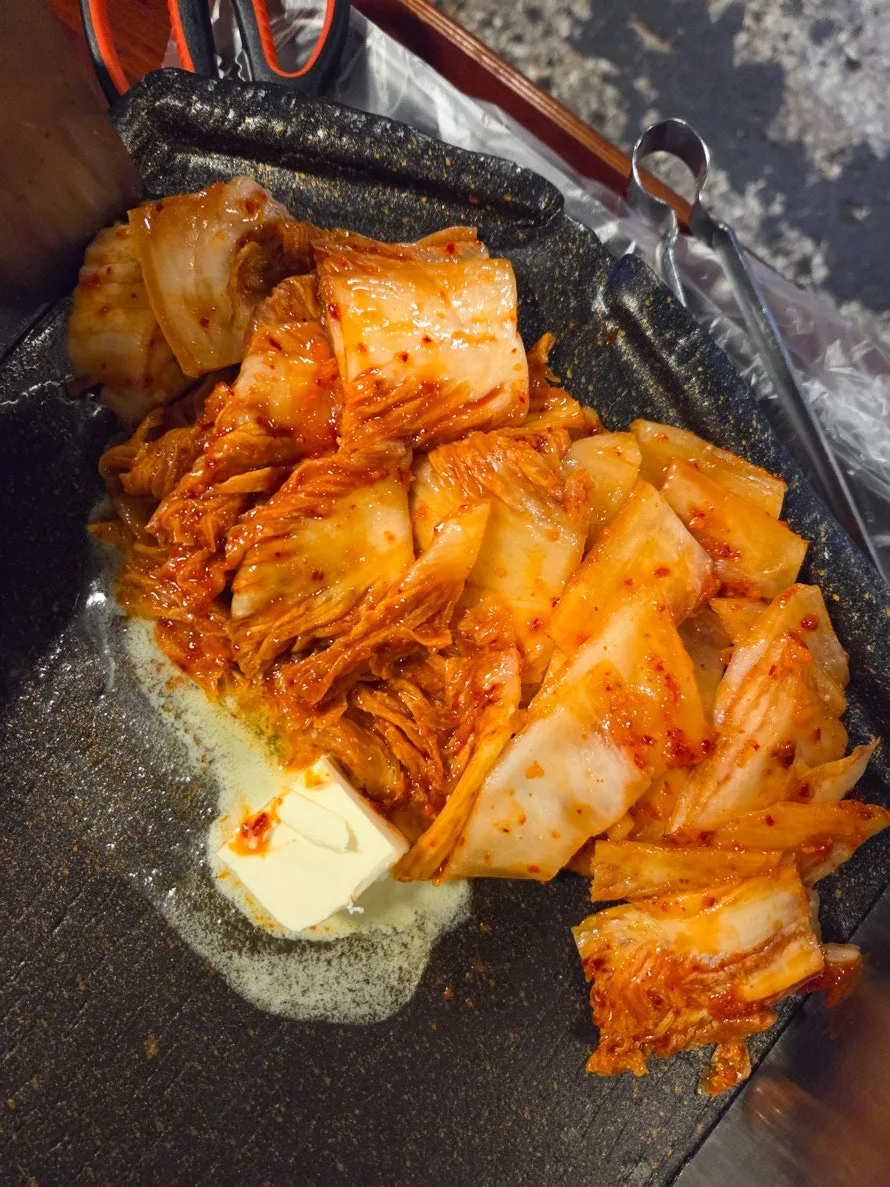 バターと一緒に鉄板で焼かれるキムチ