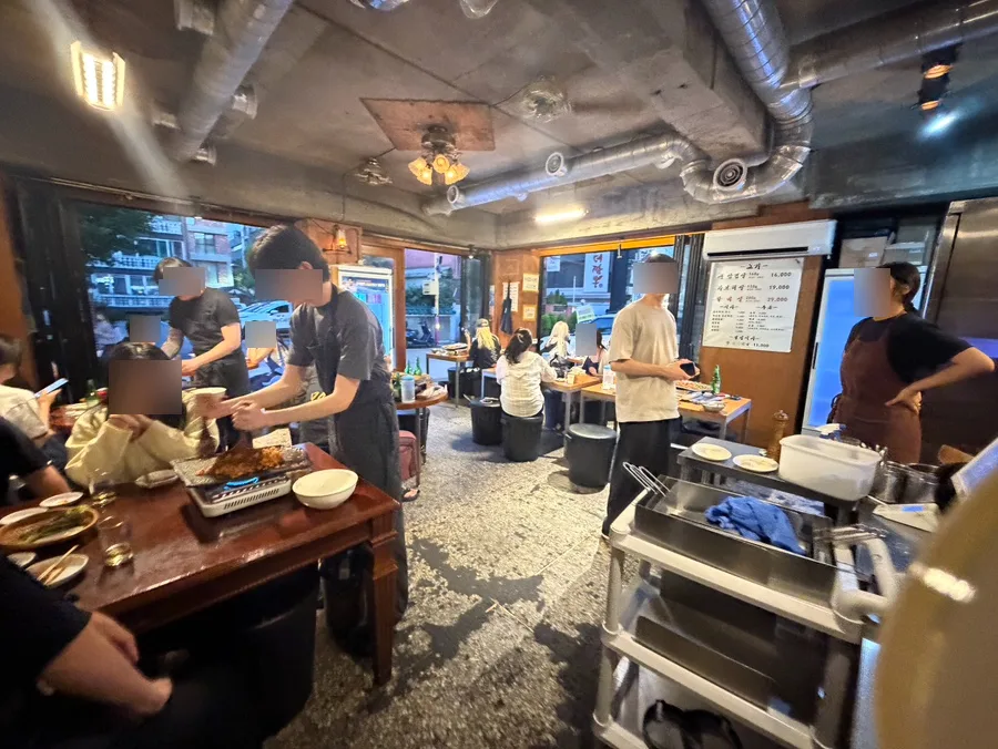 食事客でにぎわう店内