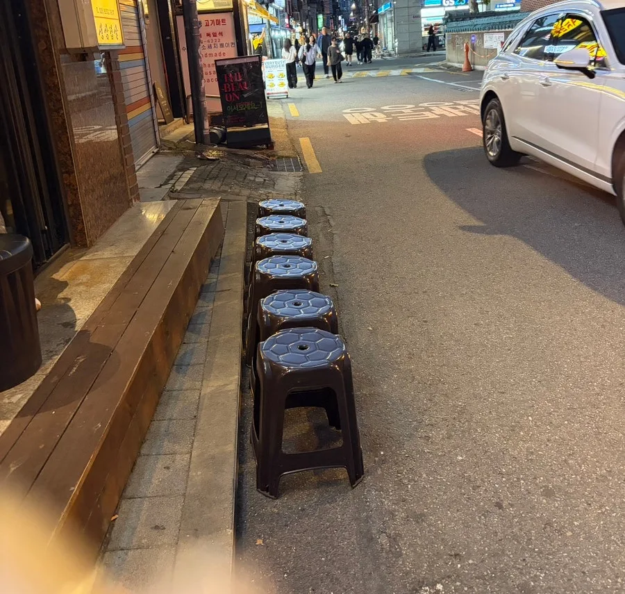 店の前に並ぶ順番待ち用の椅子