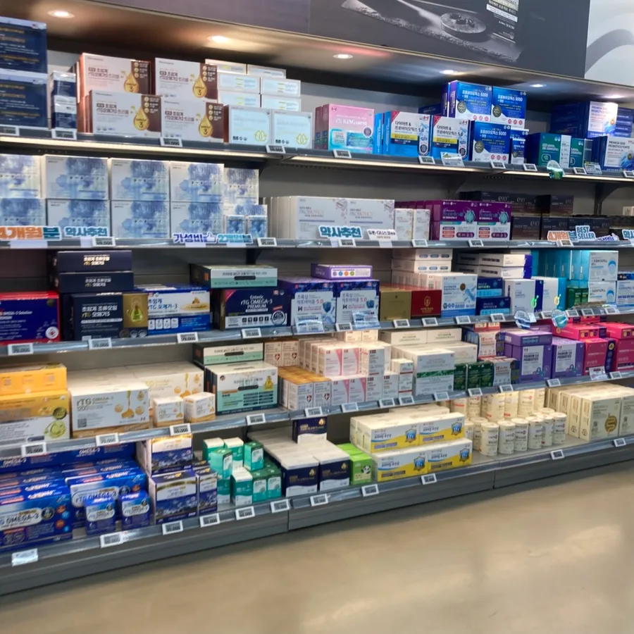 メディキングダム薬局 — 箱入りサプリが並ぶ商品棚