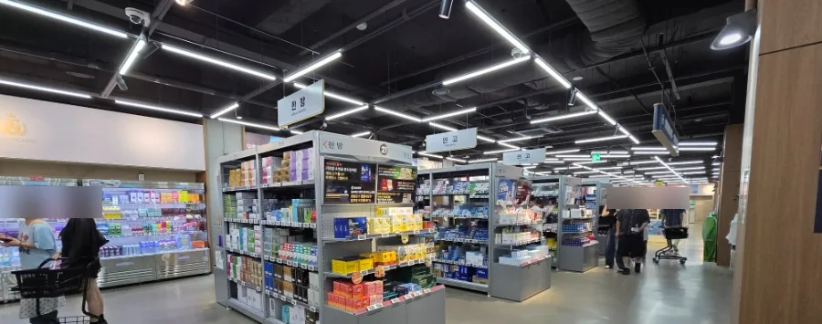 メディキングダム薬局 — 商品棚が並ぶ広い薬局の売り場