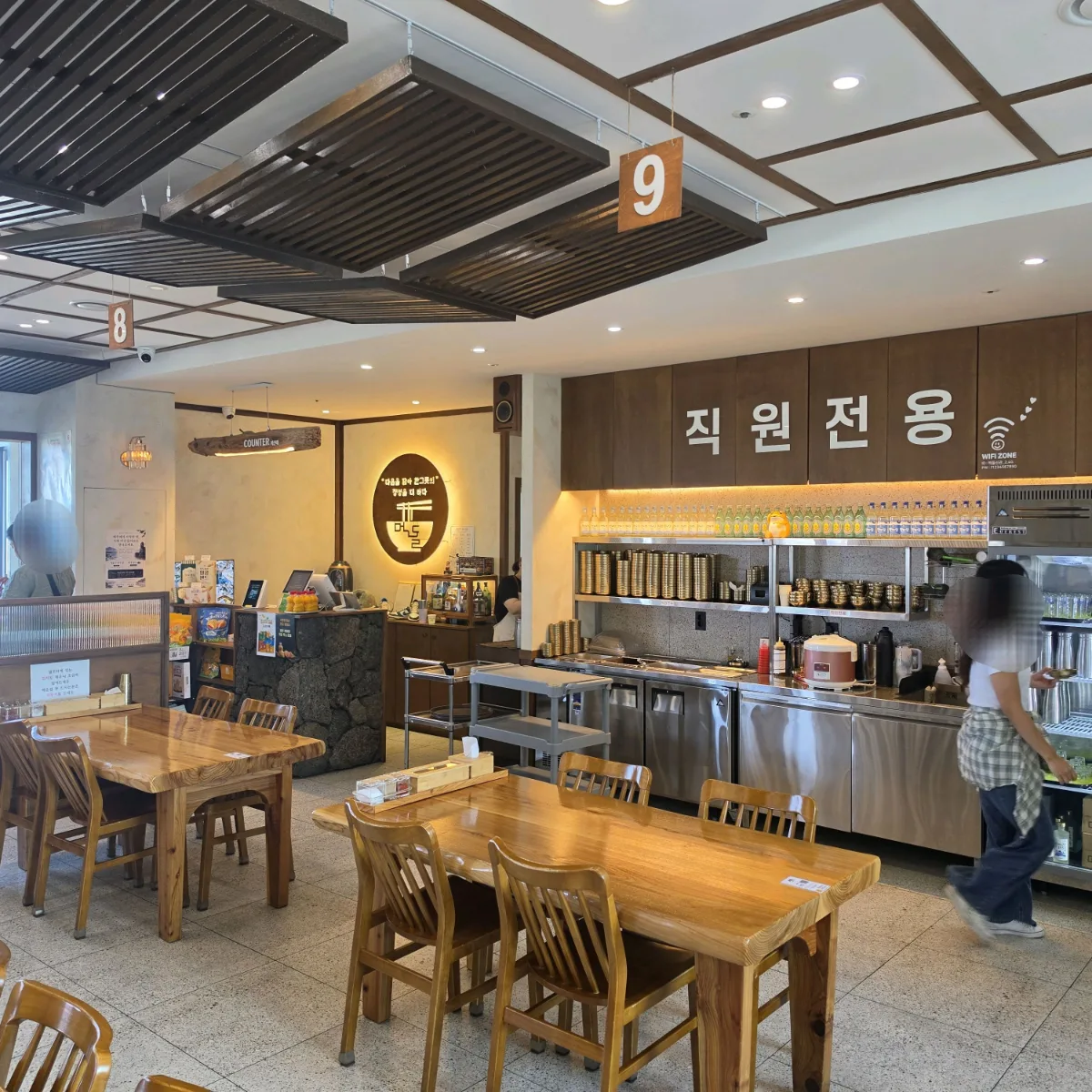 モクドルコギグクス 済州本店 — 木のテーブルが並ぶ店内