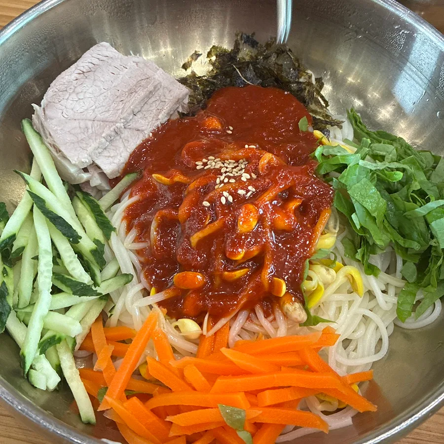 モクドルコギグクス 済州本店 — 豚肉と野菜をのせたビビンククス