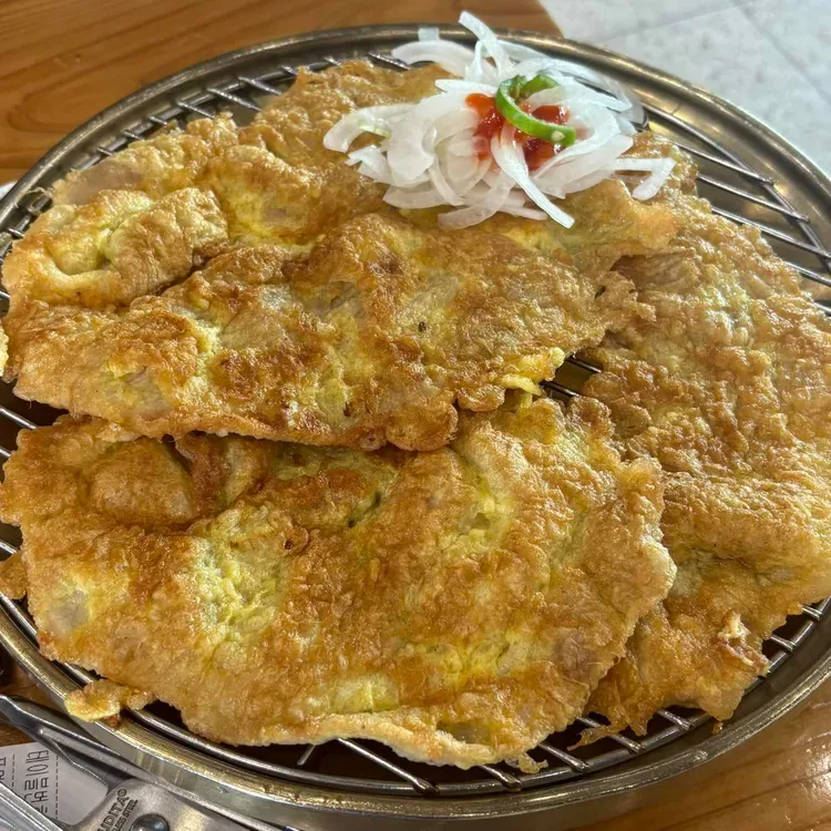 玉ねぎをのせた黒豚のユッジョン