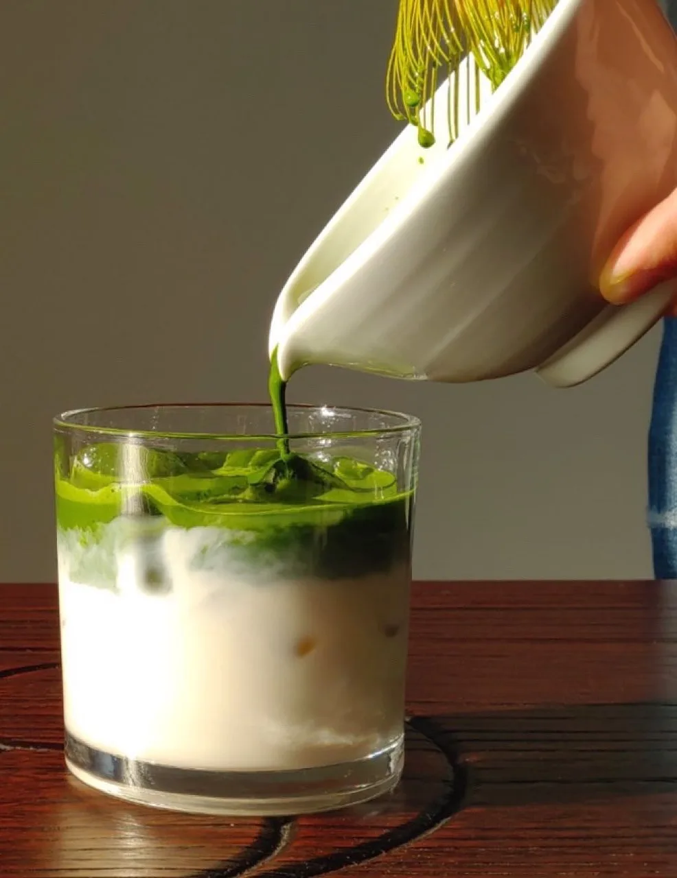 ミルクに抹茶を注ぐ一杯