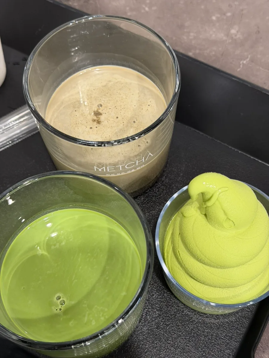 二杯のドリンクと緑色のアイス
