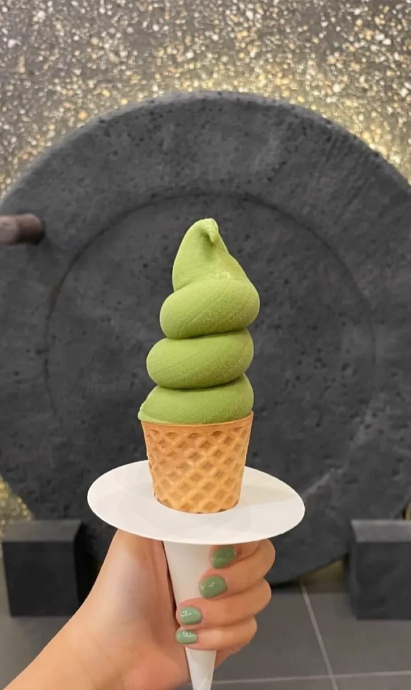 コーンにのった抹茶のソフトクリーム