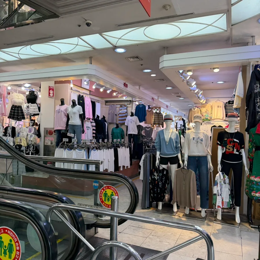 ミリオレ 東大門店 — エスカレーター脇の婦人服売り場