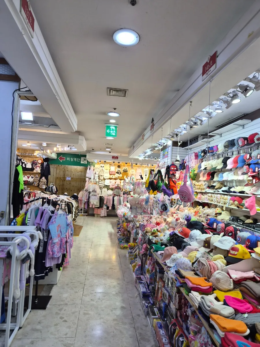 ミリオレ 東大門店 — 帽子や衣類が並ぶ通路