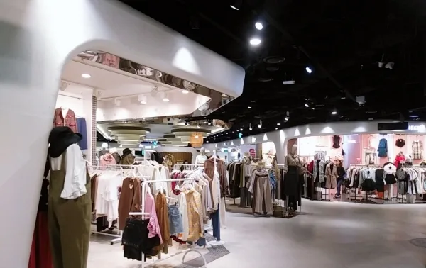 婦人服が並ぶ衣料品売り場