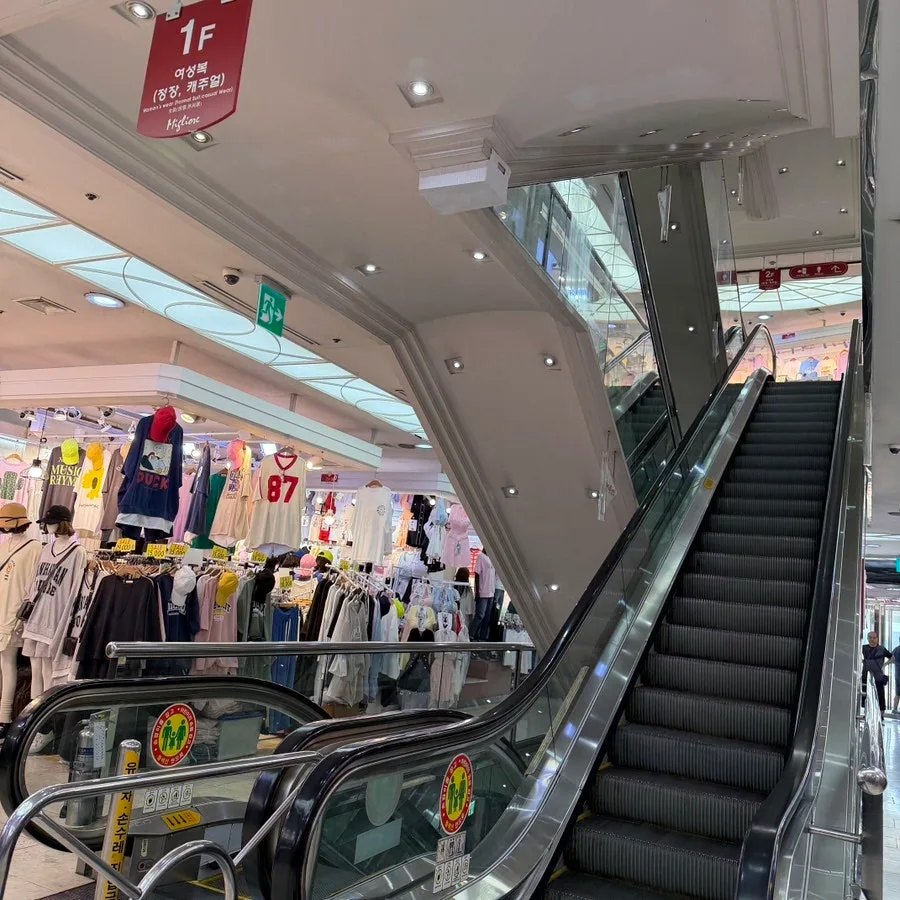 ミリオレ 東大門店 — 1階の婦人服売り場とエスカレーター