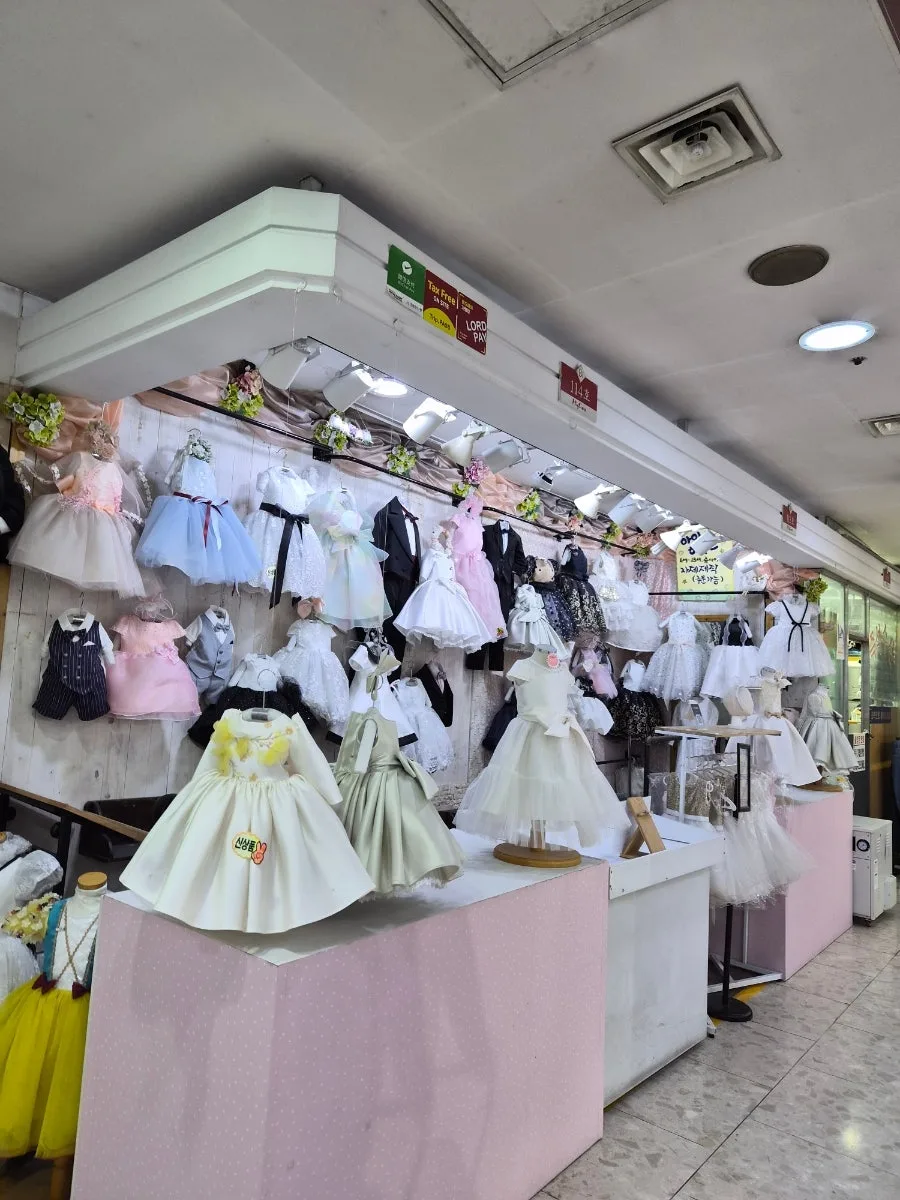 ドレスが並ぶ地下の子ども服店