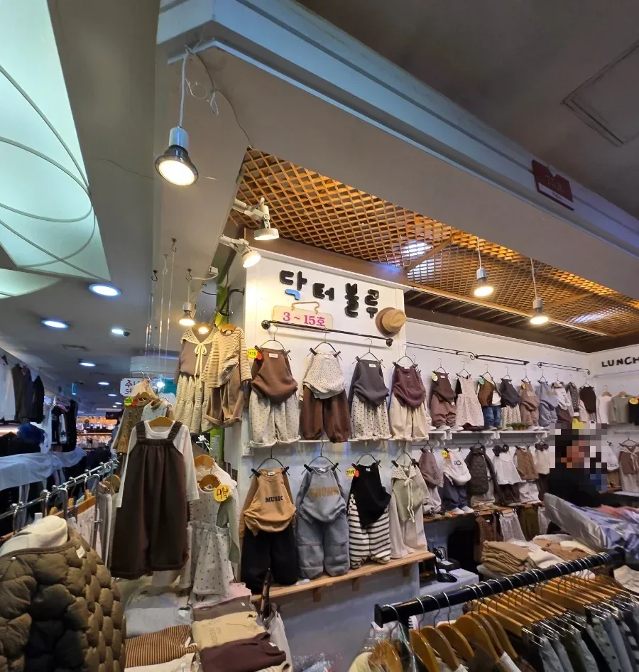 ミリオレ 東大門店 — 子ども服が並ぶ店