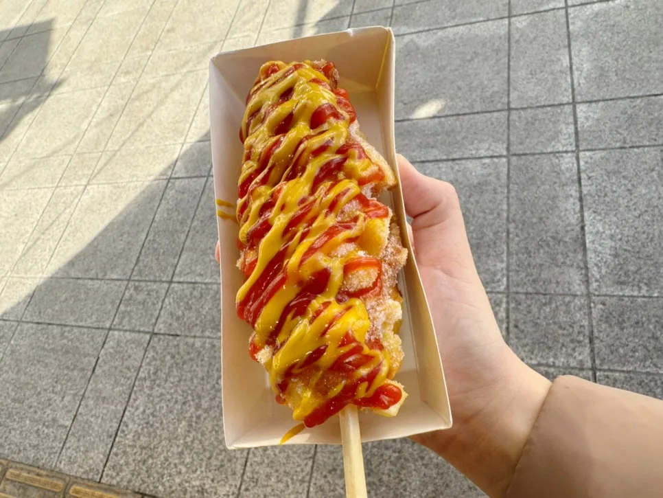 ポテトをまとわせたホットドッグ